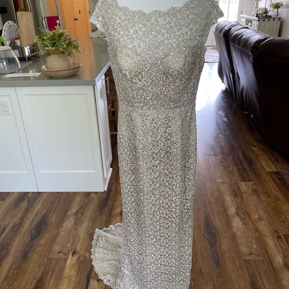 Formal dress - Picture 2 of 4